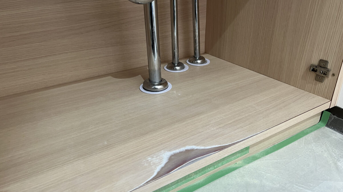 流し台内部の膨らみ補修（茨城県稲敷郡）